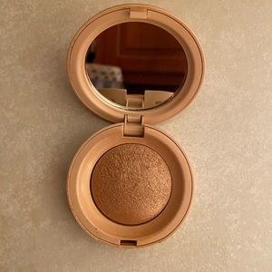 Rare beauty highlighter shade Flaunt